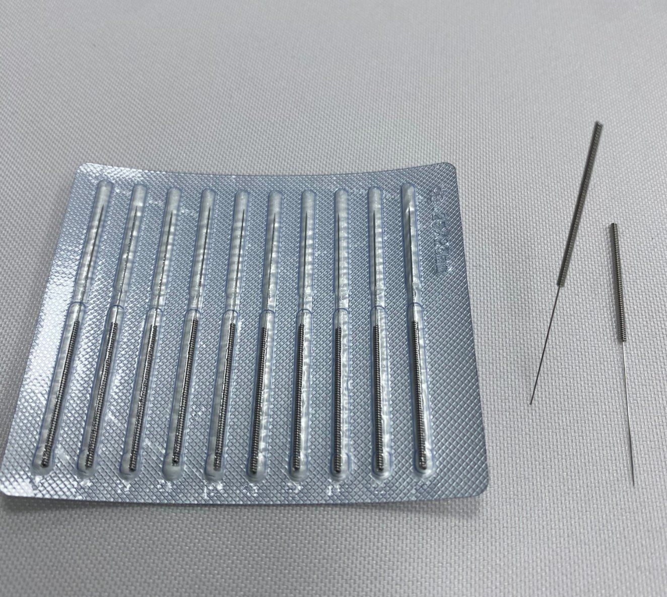 HUANQIU Disposable Stainless Steel Acupuncture Needles without Loop 100Pcs per Box Aluminium Foil Packing